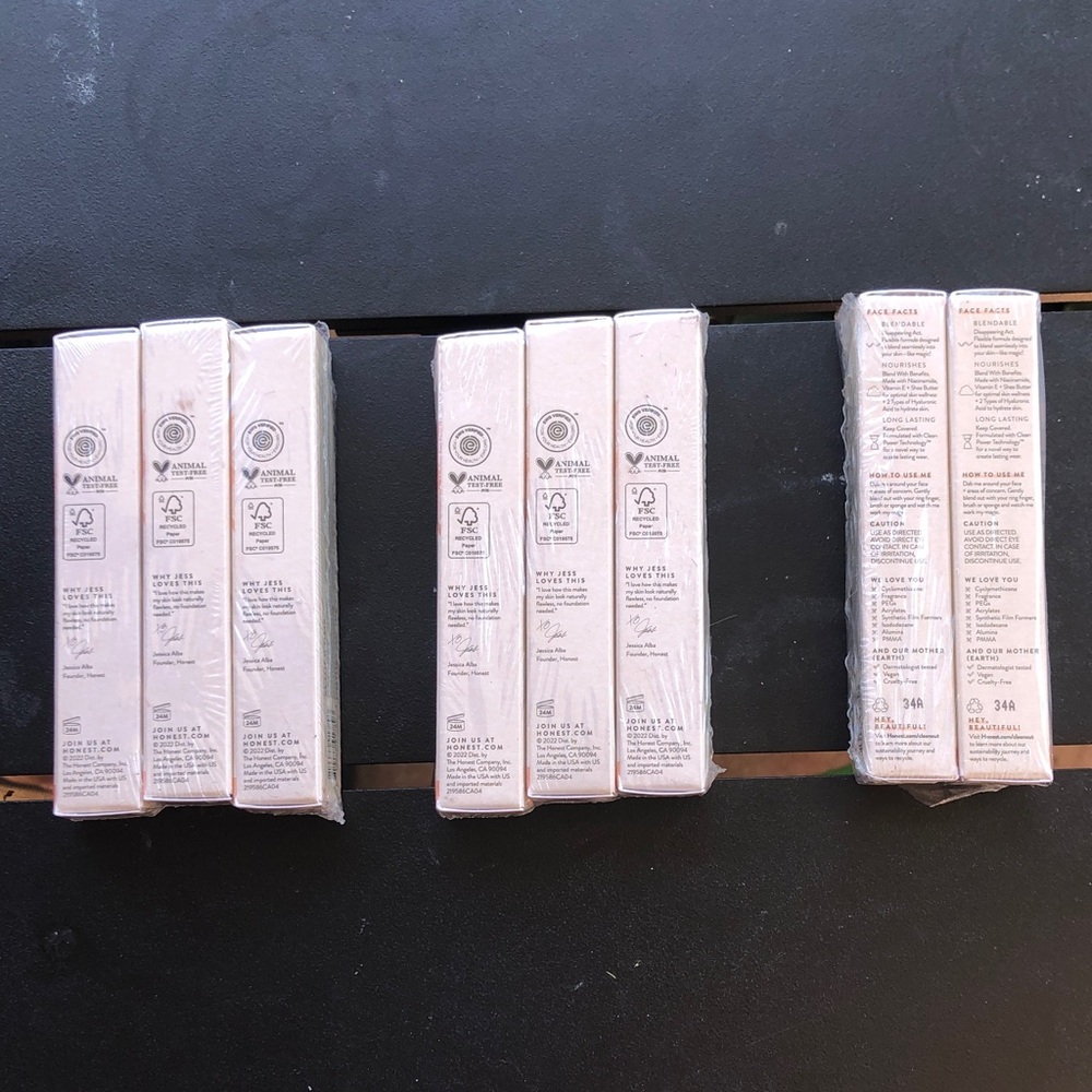 Pack of 8 dark concealer makeup